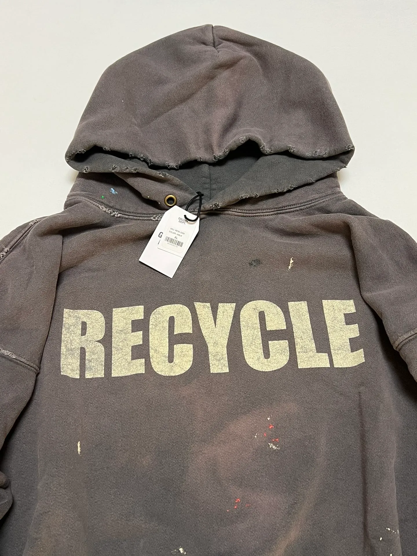 GALLERY DEPT. 90'S RECYCLE HOODIE WASHED BLACK 90'S washed hoodie with distressed eco-friendly slogans. Washed black S-XL. Ready-made garments are washed and dyed again. Multiple spots throughout the body are spray-faded. The ribs are cut and worn.
